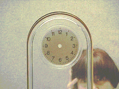 Agnès Varda behind a hands-less clock
